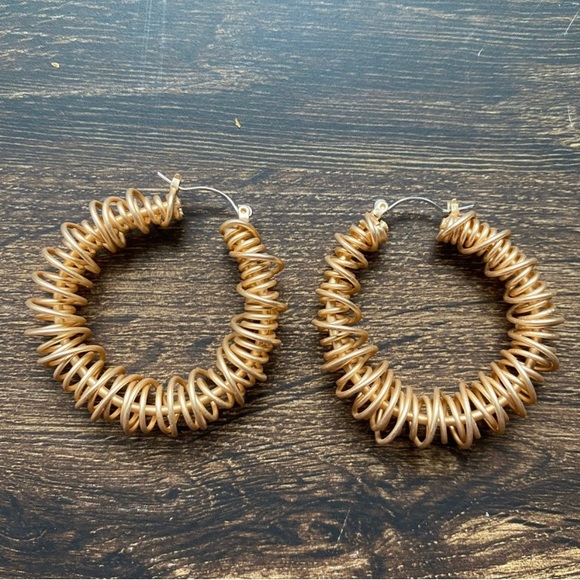 Urban Outfitters | Adara Spiral Hoop Earring Gold Earrings NWT - Picture 3 of 5